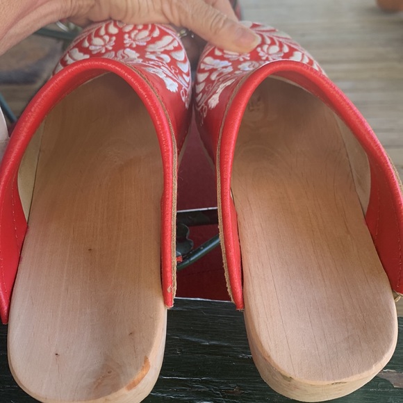 NEW Genuine red leather/white embroidered clogs handmade by artist in Hungary 7 - Picture 9 of 9